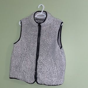 5/$25 Off white/light grey fuzzy Sherpa SO Vest w pockets and black trim size XL